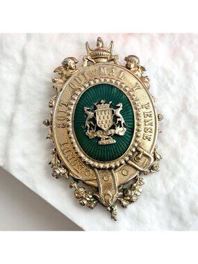 French "Honi Soit Qui Mal Y Pense" Green Crest Gold T Vintage Brooch Pendant